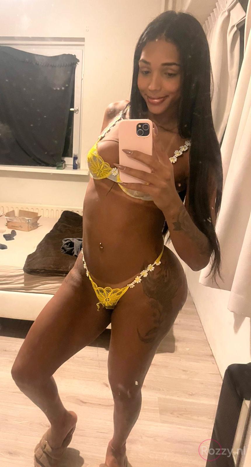 Manoela ferrari